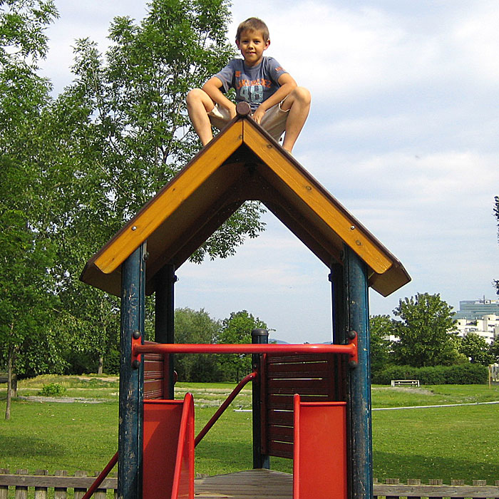 Kind auf Spielhausdach